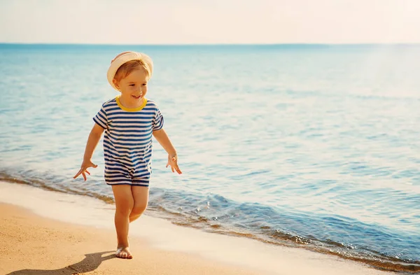 Kleiner Junge Läuft Ufer Des Meeres Entlang Konzept Des Familienurlaubs — Stockfoto