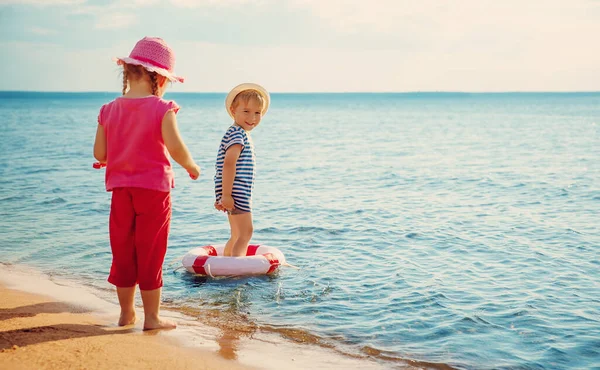 Söt Pojke Och Flicka Leker Med Livet Bouy Havet Stranden — Stockfoto
