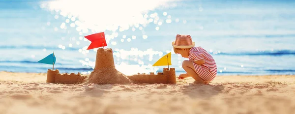 Mały Chłopiec Buduje Zamek Piasku Plaży Morskiej Koncepcja Rodzinnych Wakacji — Zdjęcie stockowe