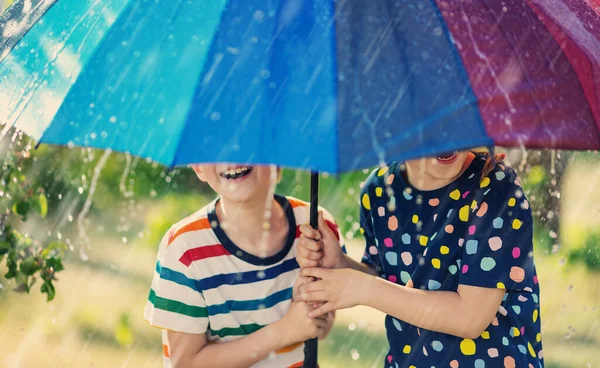 Junge Und Mädchen Stehen Bei Regnerischem Wetter Unter Bunten Regenschirmen — Stockfoto