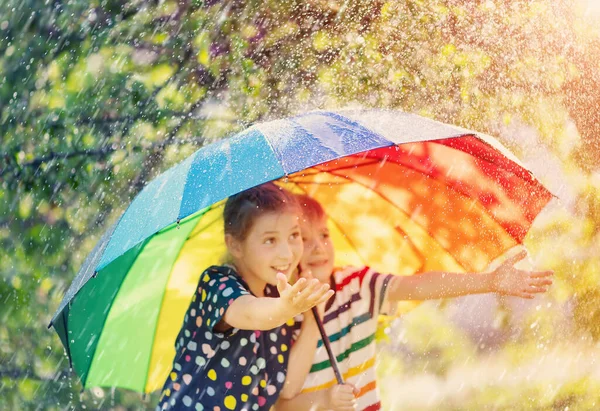 Niño Niña Pie Aire Libre Día Lluvioso Bajo Colorido Paraguas — Foto de Stock
