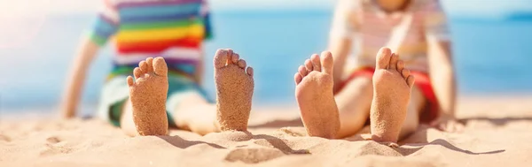 子供たちは海の近くのビーチで砂の上に座っている 家族の休暇と観光の概念 — ストック写真