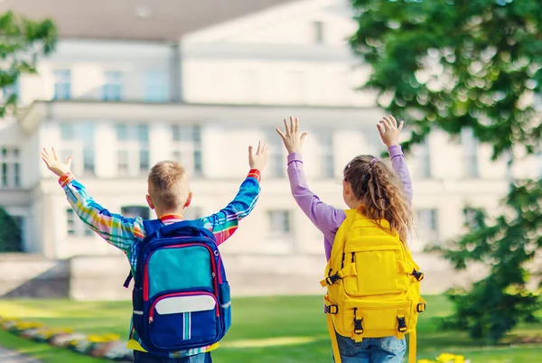 Kız Oğlan Okulun Yanındaki Parkta Kaldırıyor Okula Arkadaşlığa Dönüş Kavramı — Stok fotoğraf