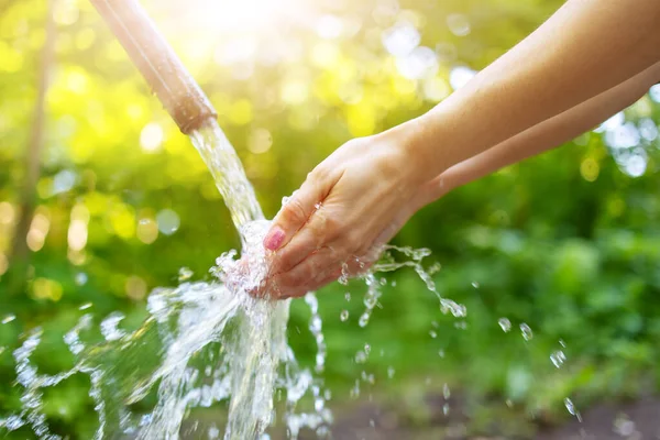 公園内の自然の水源で女性の手の近くの眺め 新鮮な澄んだ水の世界的な問題の概念 — ストック写真
