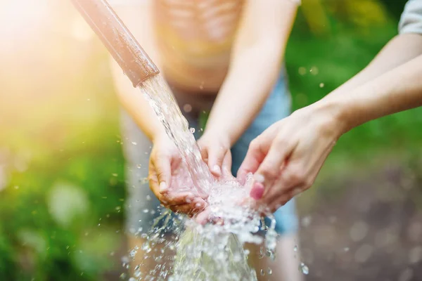 Close Zicht Vrouwen Kinderen Handen Natuurlijke Bron Van Water Het — Stockfoto