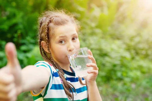 Menina Com Vidro Água Pura Gestos Como Livre Fundo Bonito — Fotografia de Stock