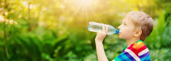 Jongen Het Natuurpark Drinkwater Uit Transparante Fles Panoramische Achtergrond — Stockfoto