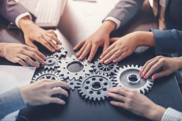 Gente Uniéndose Rueda Dentada Escritorio Negro Concepto Trabajo Equipo Colaboración — Foto de Stock