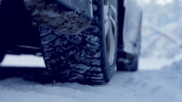 Jazda Samochodem Zimowej Drodze Zaśnieżonym Lesie Koncepcja Rodzinnych Wakacji Podróży — Wideo stockowe