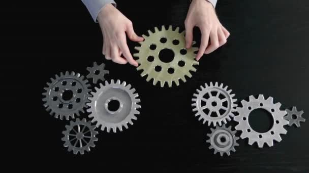 Mãos Homem Colocando Uma Roda Dentada Mecanismo Comum Fundo Abstrato — Vídeo de Stock