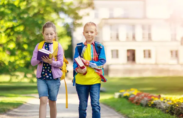 Mädchen Und Junge Gehen Gemeinsam Zum Bildungsgebäude Zurück Zum Schulkonzept Stockfoto