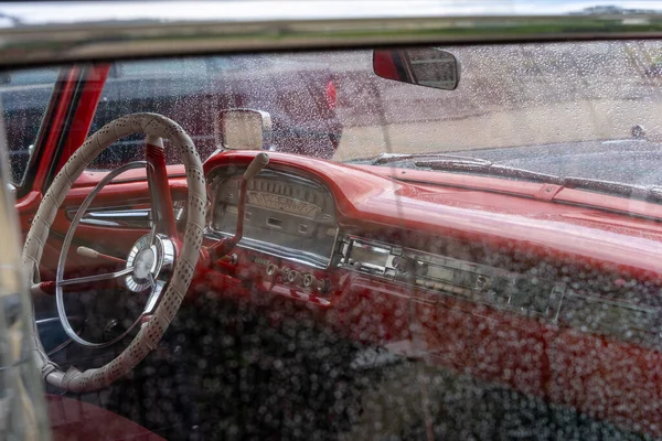 Interior Carro Clássico Americano Através Janela Lateral Com Muitas Gotas — Fotografia de Stock