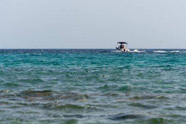 Küçük, açık denizde dalgalı bir tekne. Hava çok güzel. Yüksek kalite fotoğraf