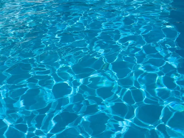 Havuzda mavi su. Suda güneş ışığı. Havuz.