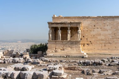 Atina Akropolünün kuzey tarafındaki ünlü Yunan Erechtheion tapınağı