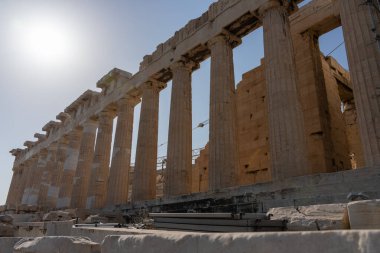 Mavi gökyüzündeki akropolis sütunları. Yüksek kalite fotoğraf