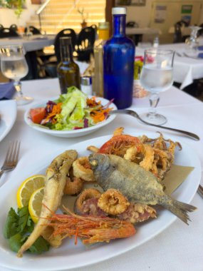 Masada deniz ürünleri ve kızarmış balık var.