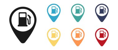 Haritada benzin istasyonu simgesi etiketi var. Çizimler kümesi.