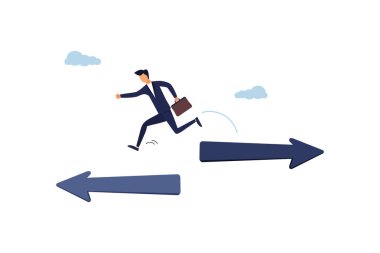 İşadamı ok işaretinden diğer yöne doğru değişiyor. Kariyerini değiştir, farklı bir yol ya da yöne gitmeye karar ver, yeni bir yol ya da fırsat bulmak için mücadele et, diğer seçeneklere ya da seyahat konseptine doğru ilerle..