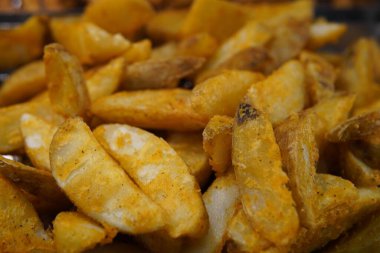 Çıtır patates dilimlerinin yakın plan görüntüsü.