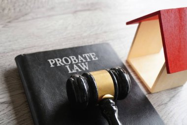 Oyuncak ev, tokmak ve Probate Kanunu. Emlak ve hukuk kavramı