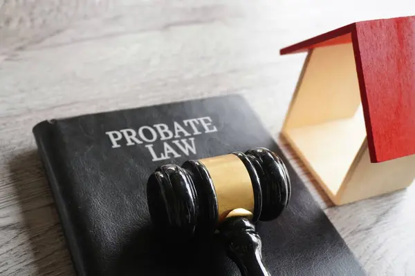 Oyuncak ev, tokmak ve Probate Kanunu. Emlak ve hukuk kavramı