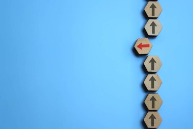 Yön değiştir. Alternatif yol. İşlem zinciri kırılıyor. Alışılmışın dışında düşünüyorum. Yeni trendler ve fikirler. Metin için alanı kopyala