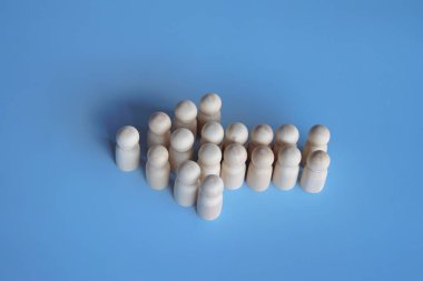 Oktaki bir grup insan. Tek sıra halinde hareket edin. Hedeflerin ve görevlerin ortak başarısı. Birlik. Toplum dayanışması. Takım disiplini, takım çalışması işbirliği. Eylemlerin koordinasyonu