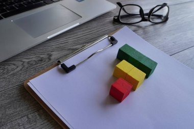 Kağıt pano ve tahta küplerin yakın plan görüntüsü. İş grafiği çizelgesi, büyüme ve kâr kavramı.