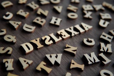 Dağınık alfabeyle çevrili DYSLEXIA metninin yakın plan resmi. 
