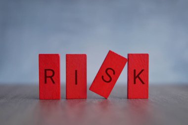 RİSK yazılı ahşap kiremitlerin yakın plan görüntüsü. İş ve finans kavramı.