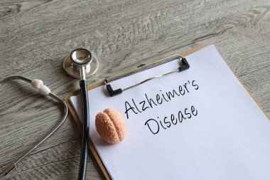 Stetoskop, insan beyni modeli ve Alzheimer hastalıklı kağıt pano. Tıbbi ve sağlık hizmeti kavramı