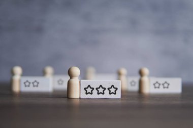 Tahta bebekler ve yıldız değerlendirme ikonu. Çalışan değerlendirmesi, performans ve ilerleme, müşteri değerlendirme kavramı
