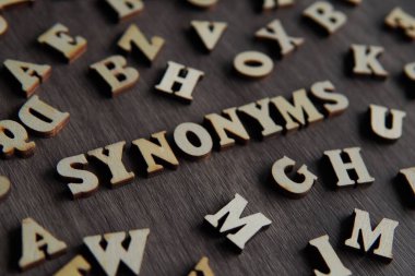 Dağınık alfabe ile çevrili metin SyNONYMS 'in yakın plan resmi. 