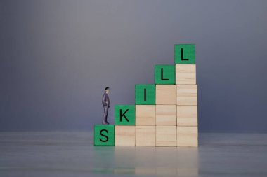 İnsan figürü ve mesaj skeci. Uyanış, canlılık, öğrenme ve kişisel gelişim kavramı