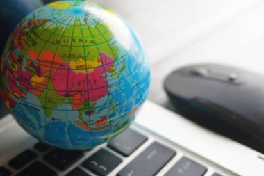 Küre, dizüstü bilgisayar klavyesi ve bilgisayar faresinin görüntüsünü kapat. İnternet, küreselleşme ve teknoloji kavramı