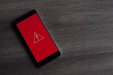 Üçgen uyarı ikonlu akıllı telefon. Uzayı metin için kopyala. Sistem hatası, kötü amaçlı yazılım ve siber suç kavramı. 
