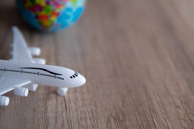 Oyuncak uçak ve dünya küresinin fotokopi alanı olan yakın plan görüntüsü. Seyahat kavramı.