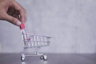 Boş alışveriş arabasının yakın plan görüntüsü. Uzayı kopyala İş, tüketim ve alışveriş kavramı