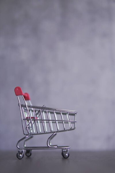 Крупный план красной тележки с копировальным пространством для текста. Бизнес и торговая концепция. 