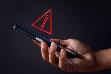 Üçgen uyarı ikonlu akıllı telefon. Sistem hatası, kötü amaçlı yazılım ve siber suç kavramı. 