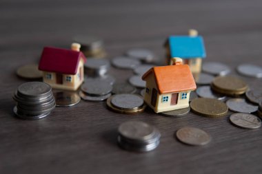 Bozukluklarla çevrili oyuncak evin yakın görüntüsü. Uzayı metin için kopyala. Ev sahipliği kavramı.