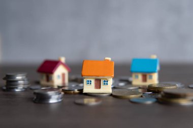 Bozukluklarla çevrili oyuncak evin yakın görüntüsü. Uzayı metin için kopyala. Ev sahipliği kavramı.