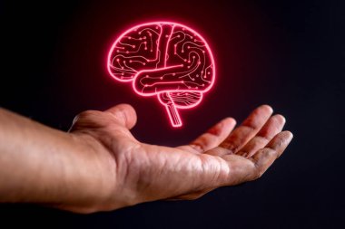 Siyah arka planda el ve parlak beyin şekilli devre kartı. Yapay zeka kavramı.