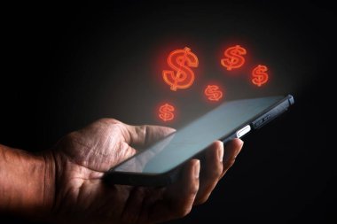 El ele tutuşan akıllı telefon ve parlayan dolar işareti. Çevrimiçi bankacılık, finansal teknoloji fintech kavramı.