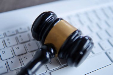 Yargıç Tokmak beyaz klavyenin üstünde. Siber Suçlar, Hukuk, Hukuk ve online açık artırma konsepti