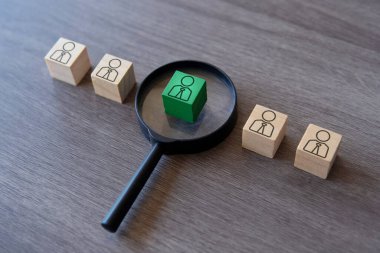 İşçi simgesi ve büyüteçle tahta bloklar. İstihdam kavramı.
