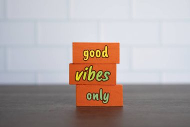 Tahta küpleri ve sadece ahşap masada iyi vibaları var..