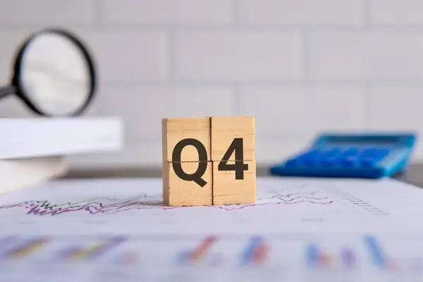 Ofis masasında alfabe Q4 olan tahta küplerin resmini kapat. Dördüncü çeyrek konsepti.