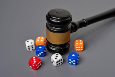 Yargıç tokmağı ve bir avuç dağınık zar görüntüsü. Kumar yasası, bahis konsepti..